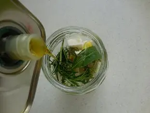 Queso feta en aceite de oliva con hierbas