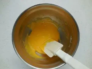 yemas de huevo y azúcar mezclado