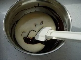 Bizcocho micuit de chocolate y culis de frambuesas : etape 25