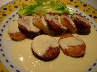 Salchicha y patatas duquesa, fondue de queso Mont-D'or