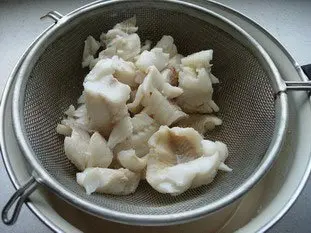 Pétalos de pescado, juliana de verduras y beurre blanc