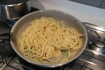 Espaguetis cremosos con berberechos y perejil : etape 25