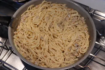 Espaguetis cremosos con berberechos y perejil