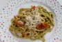 Espaguetis con tomate y pesto