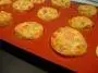 Pequeños omelettes (tortillas) esponjosos, con cubitos de tomates, calabacín y jamón ahumado.
