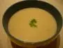 Sopa cremosa de coliflor con pequeños trozos.