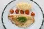 Filete de pescado a la plancha, tomates cherry salteados y polenta cremosa con queso.
