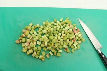 Alimento en trozos pequeños sobre la tabla