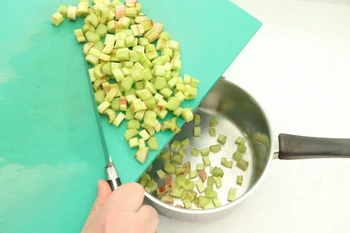Empujar la comida de la tabla a la cacerola