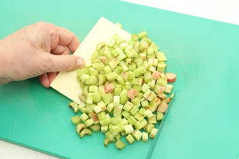 Empujar la comida de la tabla a la cacerola
