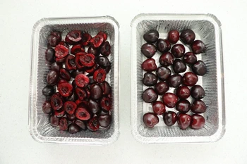 moldes llenos de cerezas con y sin hueso