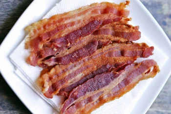 El bacon a la plancha está mucho mejor en el horno