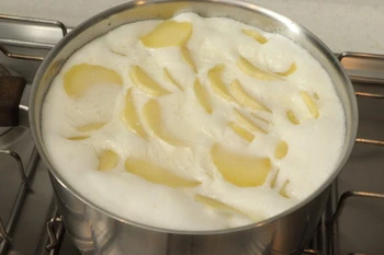 La extraña espuma de las patatas en la leche