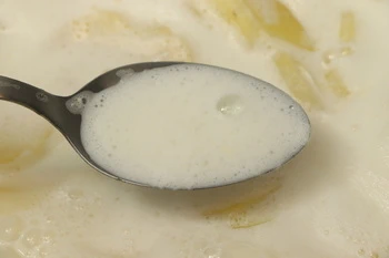 espuma sobre patatas: primer plano