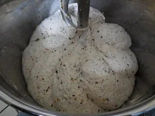 Semillas tostadas incorporadas a la masa de pan