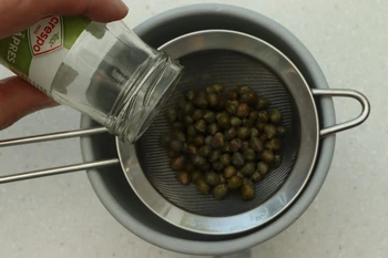 vaciar tarro de alcaparras