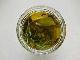 Queso feta en aceite de oliva con hierbas
