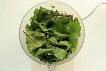 Pesto de hojas de remolacha