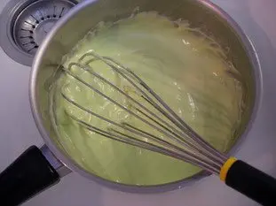Tarta de merengue con peras y limon verde