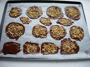 Finas tejas de chocolate con frutos secos tostados