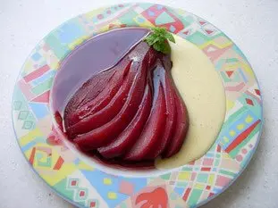 Peras con cassis y vino tinto