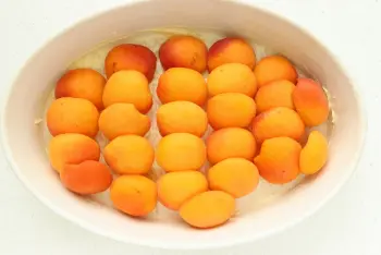 Clafoutis de albaricoque y crema de almendras