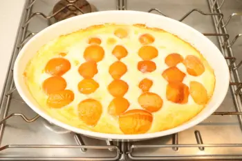 Clafoutis de albaricoque y crema de almendras