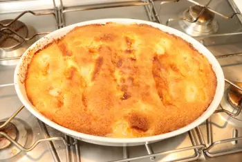 Clafoutis de albaricoque y crema de almendras