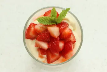 Verrine de pera y fresas con crema de tiramisú