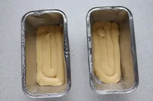 Galleta esponjosa con manzanas caramelizadas
