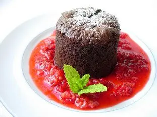 Bizcocho micuit de chocolate y culis de frambuesas