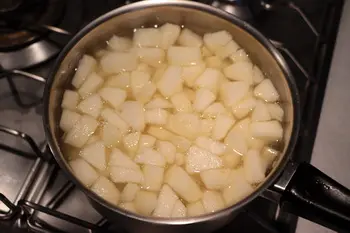 Arroz con leche, castañas y peras escalfadas