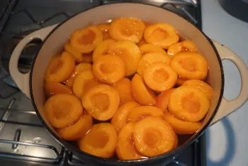 Tarta de galleta con albaricoques dulces y romero