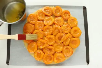 Tarta de galleta con albaricoques dulces y romero