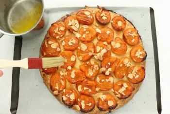 Tarta de galleta con albaricoques dulces y romero