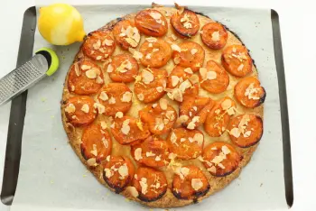 Tarta de galleta con albaricoques dulces y romero