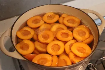 Tarta de galleta con albaricoques dulces y romero