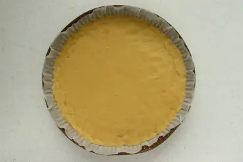 Tarta de galleta con albaricoques dulces y romero