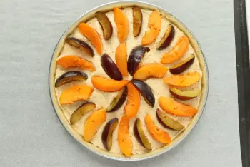 Tarta de finales de verano con ciruelas y albaricoques