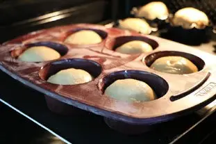 Pastelitos de brioche con manzana y grosella negra