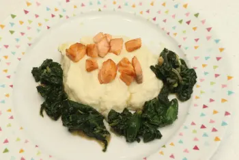 Puré de coliflor con salmón y espinacas