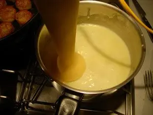 Salchicha y patatas duquesa, fondue de queso Mont-D'or : Foto de la etapa11
