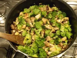 Rodajas de pollo con champiñones y brócoli