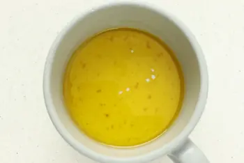 Pastel de tomate, mostaza y atún