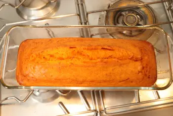 Pastel de tomate, mostaza y atún