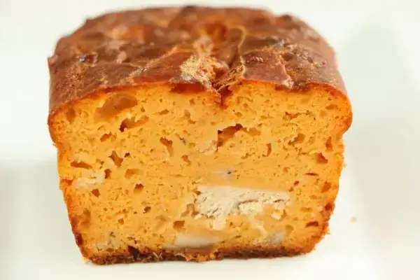 Pastel de tomate, mostaza y atún