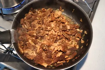 Gratinado de patatas con colmenillas y vino amarillo