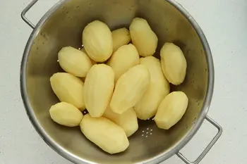 Gratinado de patatas con colmenillas y vino amarillo