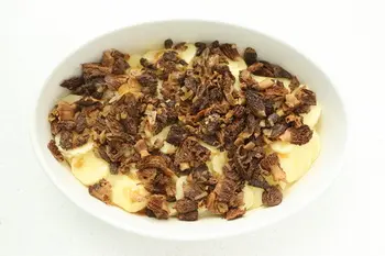 Gratinado de patatas con colmenillas y vino amarillo