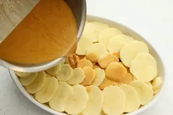 Gratinado de patatas con colmenillas y vino amarillo